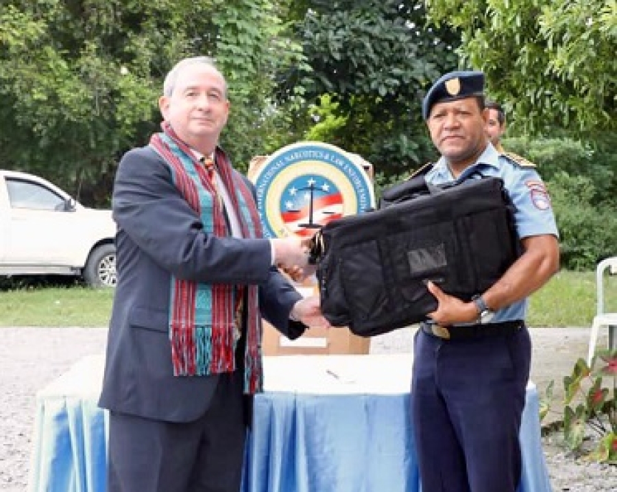 Enkarregadu Negósiu Estadus Unidus Amérika Tom Daley entrega ona kits patrulla 135-resin ba Polisia Nasional Timor-Leste (PNTL) iha Oeksse, (24/04/2023). Foto:Media EUA.