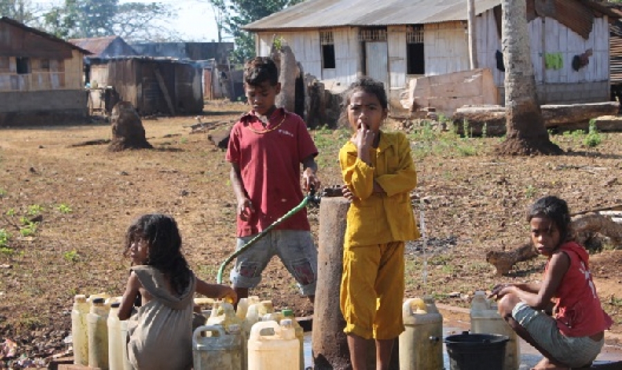 Children collect water in Lospalos.