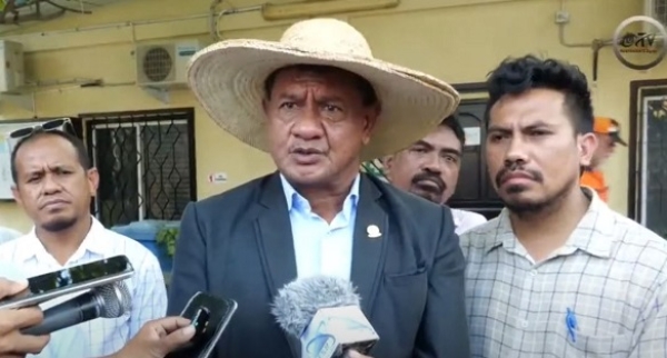 Sekretáriu Estadu Asuntu Toponímia no Organizasaun Urbanu, Germano Santa Brites Dias koalia ba jornalista sira, bainhira vizita Kompañia Caltech, iha Beduku, Komoro, tersa (24/06/25). Foto:INDEPENDENTE.