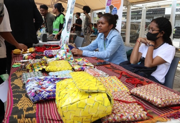 Inan feton na’in rua, iha serimonia espozisaun hodi selebra loron mundial ambiente, iha Timor Plaza. Produtu ne’ebé faan produs husi plastiku sira husi Lixu. (05/06). Foto:INDEPENDENTE.