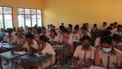 Estudante husi Eskola Sekundaria Jeral 05 de Maio tuir hela prosesu aprendizajen. Foto:Ivonia/INDEPENDENTE.