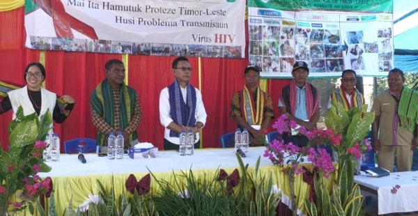 INCSIDA Hamutuk ho Autoridade Komunitariu no Parte Seguransa halo Sensiabilizasaun Informasaun kona-ba prevenensaun Virus HIV/SIDA ba komunidade sira iha Suku Fatuwaque Postu Administrativu Barique Munisipiu Manatuto, foto: INDEPENDENTE/ Ivónia
