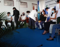 Ministru Defeza, Filomeno Paixão hamutuk ho Sekretariu Estadu Juventudi no Desportu Abrão Saldanha no mós komunidade Xineza ho estudante balun, simu vasina Sinivac faze dahuluk. Foto: Saturnina da Costa/Independente.