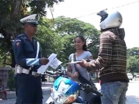 Polisia  nasional halo cek poit ba ema ne&#039;ebe la kumpri regra EE. Foto: Independent