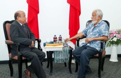 Rogério Tiago Lobato hato’o bá Primeiru-Ministru (PM), Kay Rala Xanana Gusmão iha Palásiu Governu, kinta (01/08/2024), kona ba kompensasaun justa bá rai komunidade ne’ebé afetadu bá dezenvolvimentu durante okupasaun adminitrasaun anteriór. Foto:Media GPM.