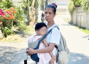 Leonarda de Jesus lorloron kous nia oan-feto kiik hodi lao ba fa’an hahan-kaman iha area jardin BJ Habibie, Lesidere, Dili. FOTO: INDEPENDENTE/Cristina Ximenes