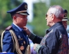 Prezidente Repúblika, José Ramos Horta Fó Pose ba Komandante Jeral Polisia Nasional Timor-Leste, Komisariu Polisia Henrique da Costa, segunda (27/03). Foto:Media Gabineti PR. 