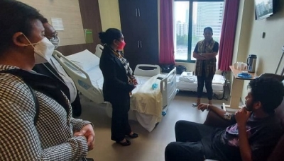 Ministra Saúde, Odete Maria Freitas Belo ho delegasaun vizita pasiente timoroan ne&#039;ebe baixa hela iha Ospital Malazia. Foto:Media Palasiu das Cinzas.