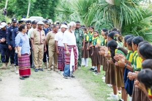 Estudante sira forma hodi simu prezensa Primeiru Ministru, Kay Rala Xanana Gusmão, molok inaugura projetu konstrusaun sistema irrigasaun modernu iha Galata, Postu Administrativu Venilale, Munisípiu Baukau, Sabadu (10/01).FOTO: media INDEPENDENTE.