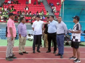 Ministru Juventude Desportu Arte no Kultura, Nelyo Isaac Sarmento hamutuk ho Sekretariu Estadu Arte no Kultura Jorge Soares Cristovão ho ekipa observa hela fatin ba jogu desportiva CPLP nian iha stadium Munisipal Dili. Foto:Media MJDAK 