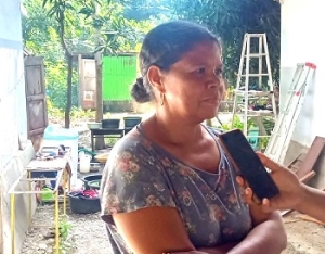 Okupante Jacinta da Silva nuudar Espoza husi Seguransa eskola ne’ebé durante ne’e okupa areador Eskola Bazika Sentral 30 Agostu, Komoro, Dili, Kuarta (16/07/25). Foto:INDEPENDENTE
