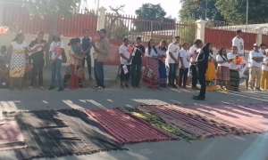 Sarani sira iha Pantai-Kelapa nahe tais iha estrada hodi simu sua Santidade Francisco, ne&#039;ebé mai vizita Uma Formasaun Postulante Novisiadas Irmãs Alma. (10/09/24). Foto:INDEPENDENTE/Rufino Barreto.