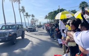 Komunidade sira hamriik iha dalan ninin hodi hein no haree direita Sua Santidade Papa Francisco ho delegasaun ne&#039;ebe liu hela sira nia leet. (10/09/24). Foto:INDEPENDENTE/ Cesarina de Carvalho.