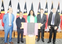 Defensór Publiku Jerál, Cancio Xavier, simu Defensora Publika Uniaun Brazileira, Dra. Ludmylla Mariana Anselmo (klaran), iha Aeroportu Internasionál Prezidente Nicolau Lobato Komoro, Sesta (20/03).FOTO: DP