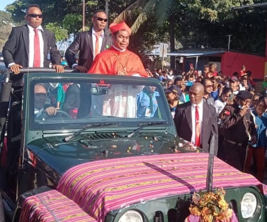 Sua Eminência Reverendíssima Kardeál Dom Virgílio do Carmo da Silva, halo komboiu husi Aeroportu ba Igreja Katedral, Dili, Segunda (05/09). Foto:Media Sosial.