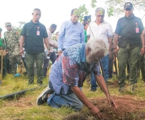 PM Xanana kuda ai-oan iha selebrasaun loron mundiál Floresta iha Balac, Suku Ateas Munisípiu Manatuto, Sesta (21/03) foto/ Media SEF.