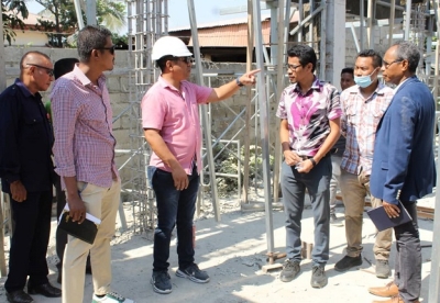 Sekretáriu Estadu Ensinu Sekundariu Jerál no Tekniku Vokasional Domingos Lemos hamutuk ho ekipa Ministeriu Edukasaun hala’o observasaun ba konstrusaun Eskola Baziku Filial 04 Fatuhada, Dili, foin lalais. Foto:INDEPENDENTE.