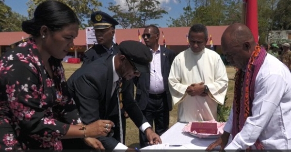 Sekretáriu Estadu Kooperativa Arsénio Pereira da Silva hamutuk ho Padre Parokia Santa Terezinha Kelikai, Pe, Justinianu de Sousa fó pose ba Xefe Suku na’in 15 hamutuk ho konsellu suku hanesan xefe aldeia, lia na’in no delegadu ho delegada sira, iha Postu Administrativu Kelikai, Munispiu Baukau, iha ambitu komemorasaun loron Proklamasaun Independensia ba dala-48. Foto:INDEPENDENTE/Ivonia.