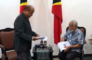 Prezidente Autoriedade Rejiaun Administrativa Espesiál Oe-Cusse Ambeno, Rogério Tiago Lobato, submete ona relatóriu kona-ba iregularidade Ro-Haksolok nian, no Aviaun ZEESM Timor-Leste ba Primeiru Ministru Kay Rala Xanana Gusmão. (19/07/24). Foto:INDEPENDENTE.