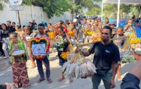 Aileba sira hakat ba rezidensia eis Prezidente Repúblika, Franisco Guterres Lu Olo, hodi oferese sira-nia aifuan, Kinta (25/06).FOTO: INDEPENDENTE/Cesarina Carvalho