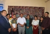 Diretór Asosiasaun Defisiénsia Timor-Leste, Cesario da Silva ho ekipa hasai foto hamutuk ho Vise-Ministru Edukasaun Juventude no Desportu (MEJD), Antonio Guterres, hafoin remata inkontru kona ba kooperasaun entre ADTL ho MEJD ba edukasaun inkluzivu, iha salaun inkontru MEJD, Vila-Verde, Dili. Foto: Saturnina/INDEPENDENTE.