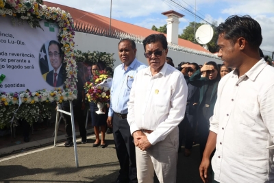 Vise Ministru Fortalesimentu Institusionál Saúde, José dos Reis Magno, hamutuk ho funsionariu Ministériu Saude, presta omenajen ba saudozu Francisco Guterres Lu Olo, iha mate-uma, Farol, Dili, Tersa (23/06). FOTO: media Palacio das Cinzas