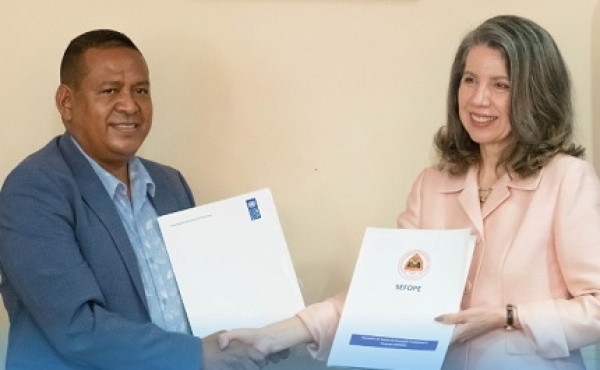 Sekretáriu Estadu Formasaun Profisionál no Empregu (SEFOPE), hamutuk ho Reprezentante Programa Nasoens Unidas ba Dezenvolvimentu (UNDP-Sigla Ingles)  iha Timor-Leste selebra akordu hodi implementa projetu rua hanesan, Empregu no Empodedorizmu ba Foinsa’e (YEES-Sigla Ingles) no projetu Infraestrutura Komunitaria ba Rezilensia (CIReP-Sigla Ingles), iha Timor-Leste. Foto:Media UNDP.