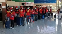 Traballador na&#039;in 66 prepara an hela iha Aeroportu Nikolau Lobatu Comoro, Dili, atu aranka ba Korea do Sul, sesta ohin (04/05). Foto: Saturnina/Independente.