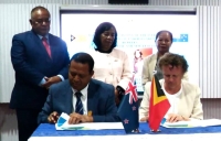 Sekretáriu Estadu Formasaun Profisional no Empregu Rogério Aroujo Mendoça Asina Akordu ho Embaixadora Nova Zelandia iha Timor-Leste Helen Tunnah konabá kooperasaun Programa mobilidade laboral ne&#039;ebé Aru haruka Jovem sira ba Servisu Iha Nova Zelandia,  hetan Testemuña husi Minitru Negósiu Estranjeiru no Kooperasaun Bendito dos Santos Freitas no Akompaña Embaixadora Timor-Leste nian iha Nova Zelandia Idelta Rodrigues. Foto: INDEPENDENTE/Nunu Silva