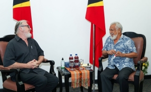 Autór filme Ian White hosi Austrália aprezenta planu bá Primeiru-Minisru (PM), Kay Rala Xanana Gusmão, hakarak prodús filme dokumentáriu kona-bá istória Timor-Leste (TL) nian. (31/08/24). Foto:Media GPM.