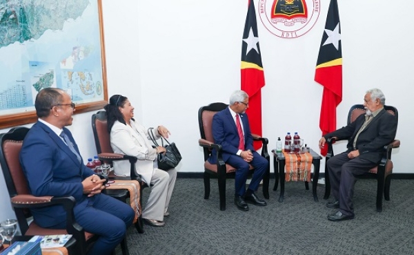 Sekretáriu Jerál IFRC, Jagan Chapagain hamutuk ho Prezidente CVTL, Madalena Hanjam hasoru malu ho Primeiru Ministru Kay Rala Xanana Gusmao, iha Palasiu Governu, Dili, (22/11/24). Foto: Media GPM.