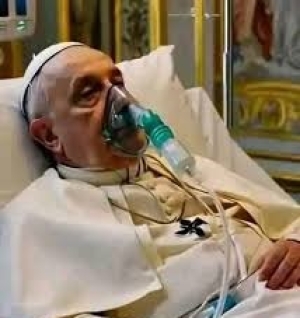 Santo Papa Francisco, dadauk ne’e baixa hela iha óspital Jemelli iha Vatinaku, tanba sofre moras respiratoriu pulmaun. Foto:Google.