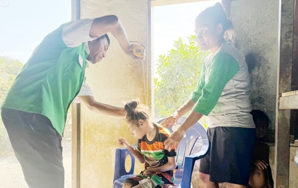Xefe Departamentu Kadeira Roda SNR, Sezario dos Santos Vinhas, sukat Eviana Octavia Martins nia isin, iha Kampung Baru, Kuarta (05/11). FOTO: INDEPEDENTE/Cristina Ximenes
