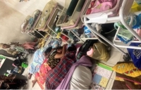 Hospital Nasionál Guido Valadares rekoñese seidauk iha fasilidade sufisiente ba inan foin partu ne’ebé tenke hein sira-nia bebé hodi hala’o tratamentu. Kondisaun ida ne’e mosu iha públiku bainhira foto ida ne’ebé hatudu inan sira toba iha sumenti ospital nian viral iha media sosial. Foto:Media Sosial.