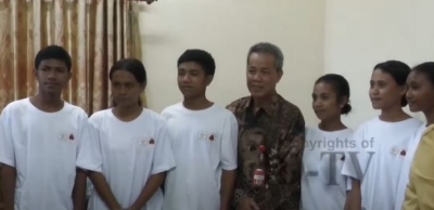 Bolseiru sira neebe atu ba estudu iha Malaka Indonezia hasai foto hamutuk ho Reprezentante Embaixadór Indonézia iha Timor-Leste, Phil Ikhfan Haris, iha Salaun Ministeriu Edukasaun, Vila Verde, Dili, (23/08/24). Foto:INDEPENDENTE.