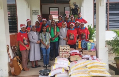 Prezidénsia Repúblika, liu husi Servisu Sosiedade Sivíl, iha domingu foin lalais, (17/12/23), entrega nesessidade bázika ba Konventu São Paulo Novitiate, Railaco, Munisípiu Ermera. Foto:Media PR.