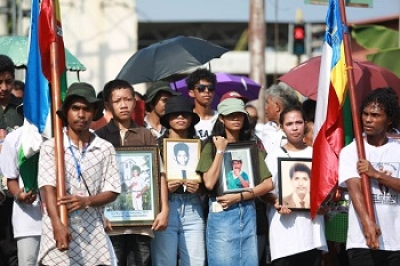 Juventude sira kaer hela retratu saudozu sira neebe mate iha loron 12 novembru 1991, no marsa husi igreja motael ba too iha Semiteriu Santa Crus, (12/11/23). Foto:INDEPENDENTE.