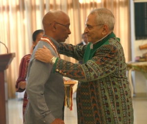  Prezidente Repúblika, José Ramos-Horta, kinta (17/08/23), kondekora hakerek-na’in timoroan, Luís Cardoso de Noronha “Takas” ho Kolar Orden Timor-Leste. Foto:Media PR.