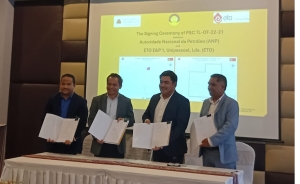 Prezidente Autoridade Nasional, Gualdino do Carmo da Silva no Diretor Ezekutivu Empreza ETO, Nilton Telmo Gusmão selebra akordu  fahe produsaun  explorasaun  petrolifera iha Bloku B, Munisipiu Baukau no Vikeke. FOTO: Vascolino Germano.