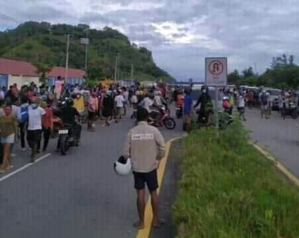 Komunidade sira halibur malu iha pontu entrada  Tasitolu hodi ezije ba parte seguransa hodi sai husi serka sanitaria DIli, iha loron 2 Abril 2021. Foto INDEPENDENTE