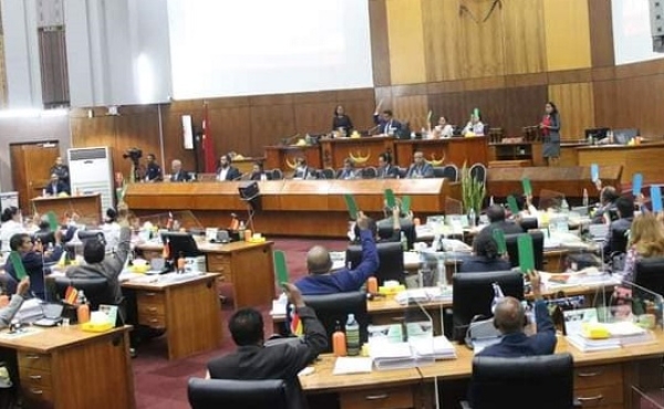 Deputadu sira iha debate OJE 2023 ba faze espesialidade, iha Parlamentu Nasional. Foto:Dok.