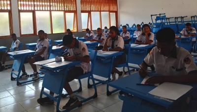 Estudante Sira Husi Eskola Ensinu Bazika Centra 30 de Agostus Tuir Ezame Nasional iha Loron Dahuluk, (16/10/23). Foto: INDEPENDENTE/Ivonia.