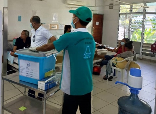 Pasiente sira iha HNGV ezerse sira nia direitu, iha eleisaun ronde daruak (19/04). Foto:Gloria/INDEPENDENTE.