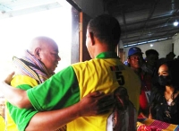 Kandidatu Anacleto hakuak malu ho nia apoiante ida iha Ainaro. Foto Independente