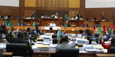 Deputadu sira iha Parlamentu Nasional halo aprovasaun ba OJE 2024, iha final Global. FOTO:DOK.