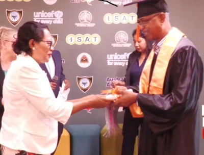 Ministra Solidaridade Sosial no Inkluzaun Veronica das Dores Entrega Setifikadu ba Graduadu Gil da Crus, iha Salaun ISAT, Hudi Laran, Dili. (20/10). Foto:INDEPENDENTE.