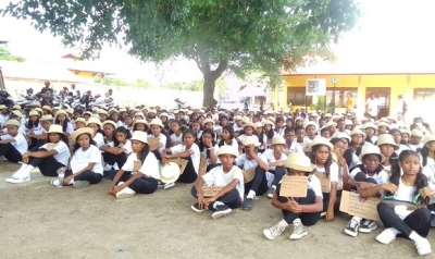 Estudante foun ne&#039;ebé remata ona estudu iha nível ensinu báziku sentrál atu kontinua iha ensinu sekundáriu, tuir orientasaun iha ESG 05 Maio, Bekora, Dili, (09/01/23). FOTO:INDEPENDENTE.