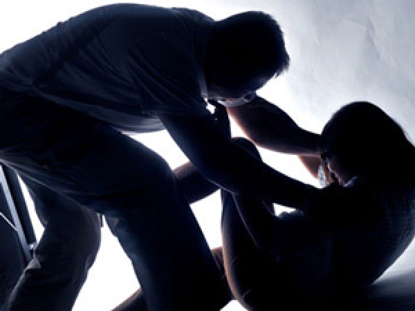 Mane na'in ida halo violensia hasoru feto ida. Foto: Google.