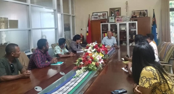 Profesores kontratadu sira hasoru malu ho Tenente Jeneral Lere Anan Timur, iha nia rezidensia, Farol, Dili, (23/01/23). Foto:INDEPENDENTE/Ivonia.