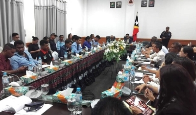 Portavós Estudante Universitariu Timor-Leste na’in lima hamutuk ho reprezentante estudante na’in rua, dialogo ho Deputadu sira iha Parlamentu Nasional hodi hala’o diálogo, hodi solusiona ezizensia manifestante sira nian, kona ba halakon lei pensaun vitalisia no mós lei manifestasaun, iha Sala Konferensia PN, Kuarta (17/09/25). FOTO:INDEPENDENTE/Ivonia Varela